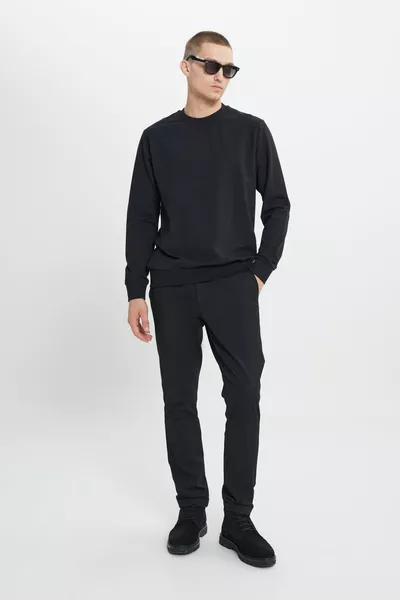 Schwarzes Herren-Sweatshirt mit normalem Schnitt und 2-Faden-Rundhalsausschnitt aus Baumwolle mit Standard-Passform
