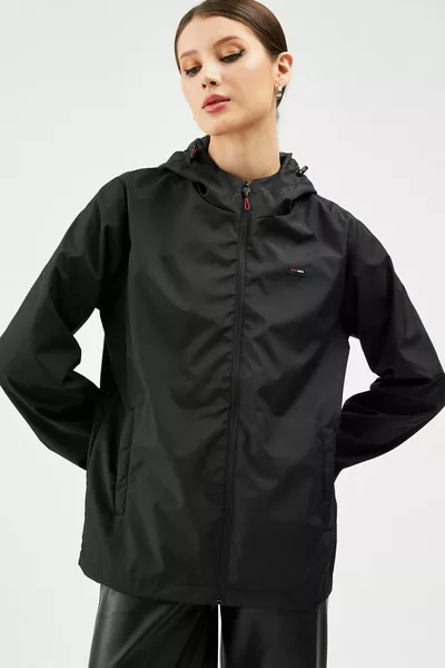 Женский черный плащ с капюшоном и карманами на подкладке