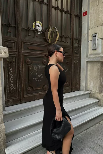 Zwarte lange jurk met diepe split 