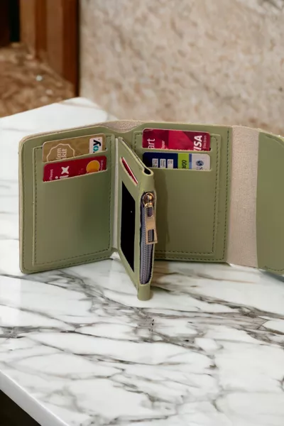 Женский мягкий кожаный стильный зеленый держатель для карт с кнопками и молниями