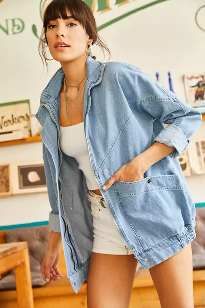 Женская длинная джинсовая куртка с карманами и застежкой-молнией 