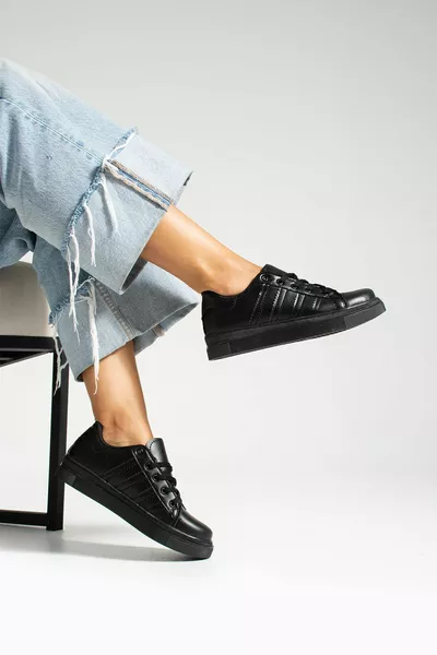 حذاء رياضي أسود نسائي