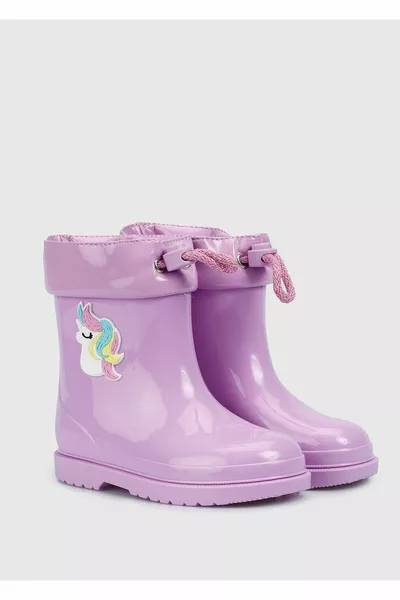 أحذية المطر الأرجواني