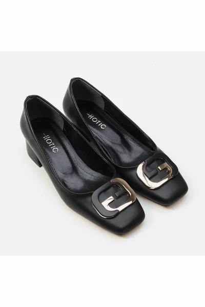 الكعب السميك للمرأة السوداء