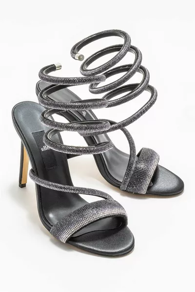 صنادل نسائية سوداء بكعب عال