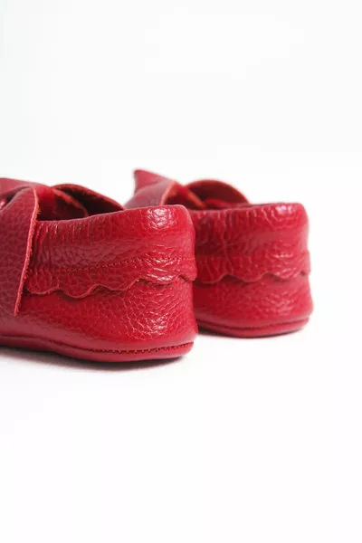Кожени бебешки мокасини с червен лък