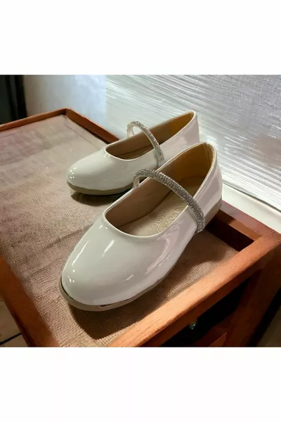 شقق الباليه البيضاء للأطفال بالحجارة