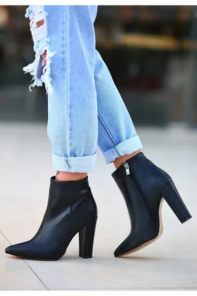 Черные сапоги на каблуке Loora