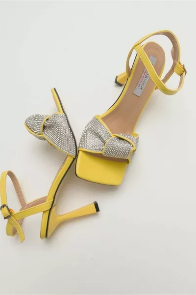 Gele stenen sandalen