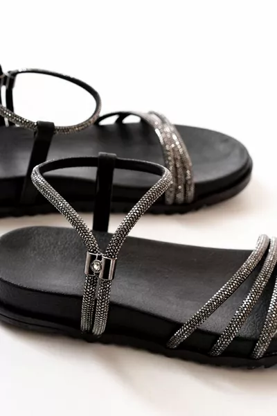 صنادل نسائية بأحجار سوداء