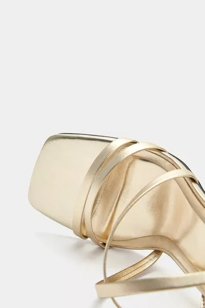 Сандали на ток с кръстосани презрамки