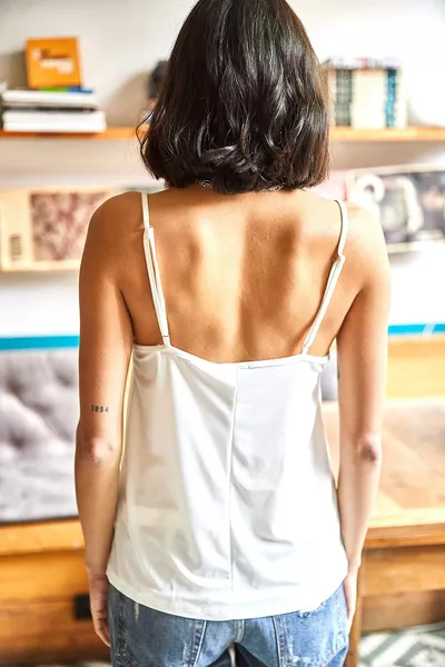 Haut débardeur en tricot fluide avec bretelles réglables et dentelle couleur écrue pour femme 