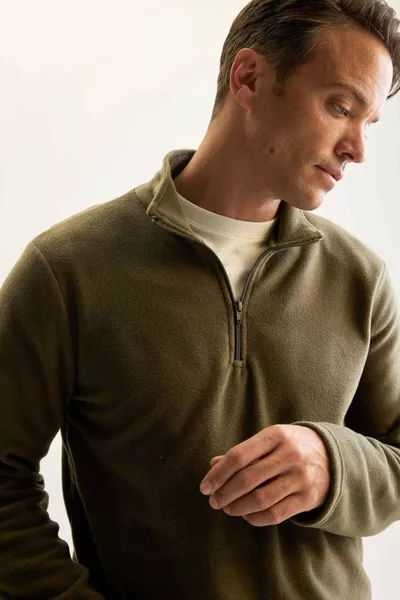 سويت شيرت بولار بسحّاب وياقة عالية بمقاس عادي، بلون أخضر زيتي، مقاوم للبرد ولا يسبب نمو الوبر AZNS