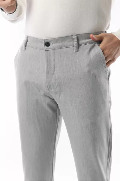 Saisonale hellgraue Slim-Fit-Hose aus elastischem Stoff