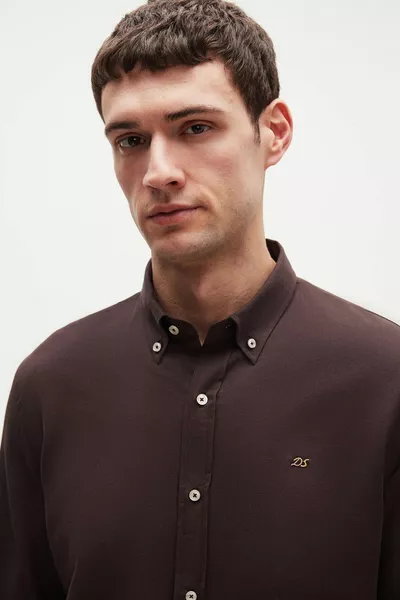 قميص قطن رجالي من Ds Damat، ضيق قصّة Slim Fit، بلون بني داكن، بياقة بأزرار، سهل الكي، بتفاصيل تطريز