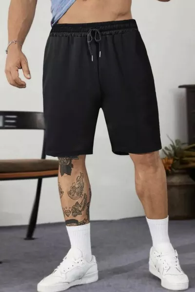 Le short noir est en tissu d'été. Il ne retient pas la sueur.