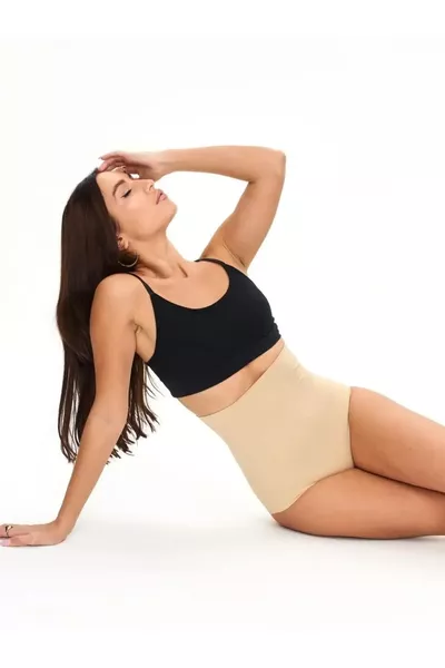 Private Hoch taillierter Laser-Cut-Slip-Korse in Hautfarbe, der keine Spuren zeigt