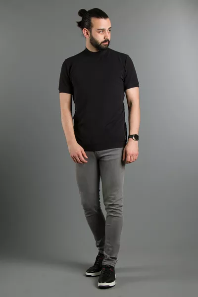 Мъжка черна тениска с полуобло деколте