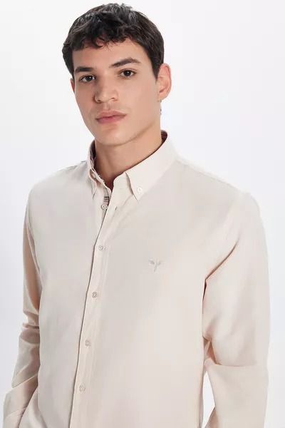 Erkek Slim Fit Dar Kesim Uzun Kollu Pamuklu Oxford Doku Kolay Ütülenebilir Bej Düğmeli Yaka Gömlek