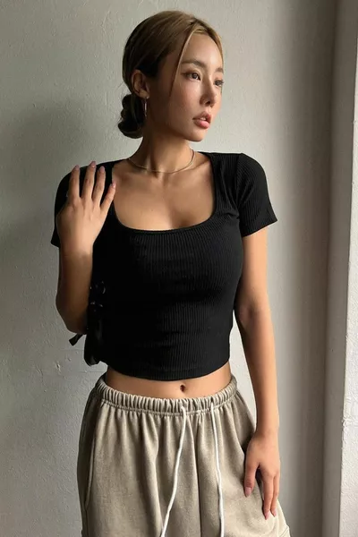 المرأة السوداء كاميسول النسيج مربع الرقبة قصيرة الأكمام بلوزة المحاصيل