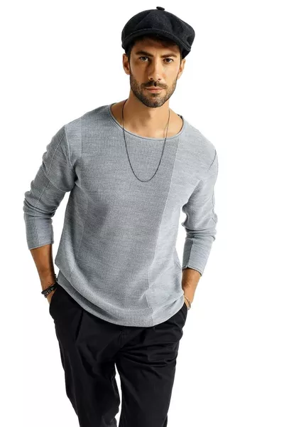 Мужской трикотажный свитер с тонким спортивным рисунком и воротником-стойкой 