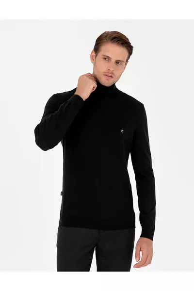 كنزة تريكو أساسية ضيقة باللون الأسود مع ياقة عالية 