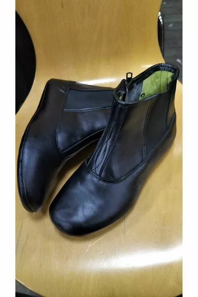 جزمة سميكة من جلد العجل بمطاط وسحّاب وبطبقة داخلية