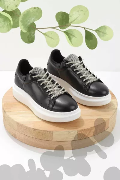 أحذية رياضية نسائية بالأبيض والأسود 