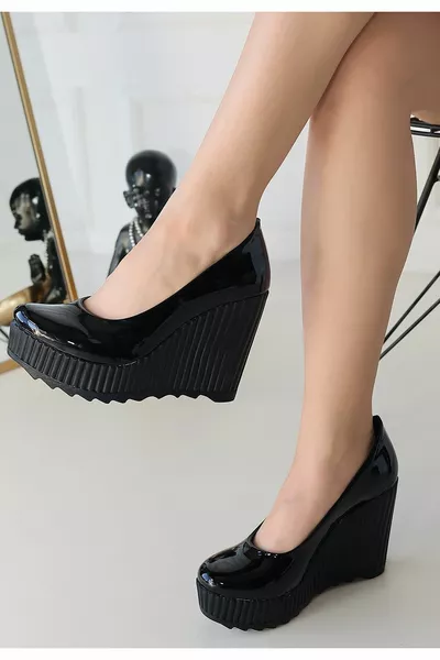 Klara Черни лачени обувки с пълнеж на ток