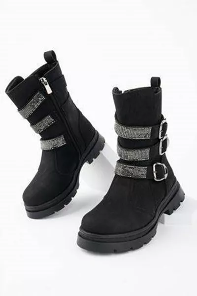 أحذية بنات سوداء مع حجارة في الأمام