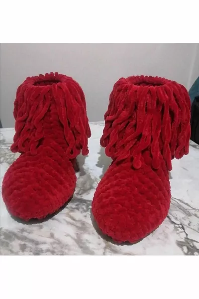 حذاء منزلي محبوك يدويا بحبل مخملي أحمر بشراشيب