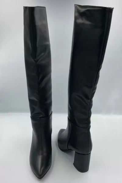 أحذية نسائية بكعب عال