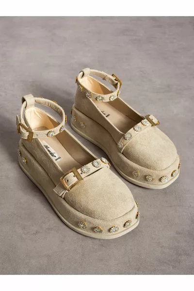 إلين كريم سويدي تفاصيل الحجر المتسكع للمرأة