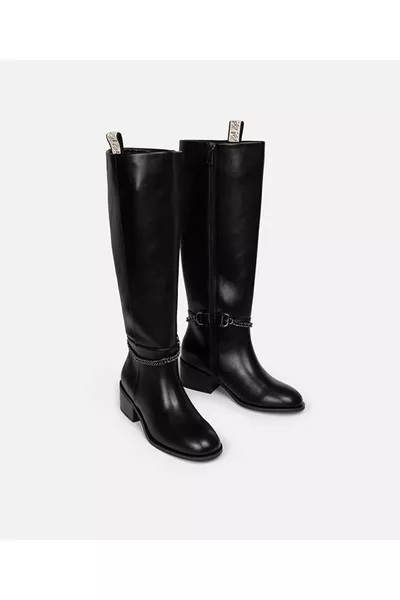 أحذية مع ملحقات معدنية