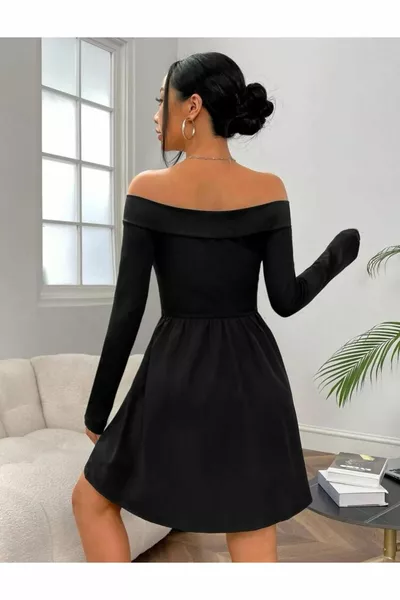 Мини рокля с детайли на раменете