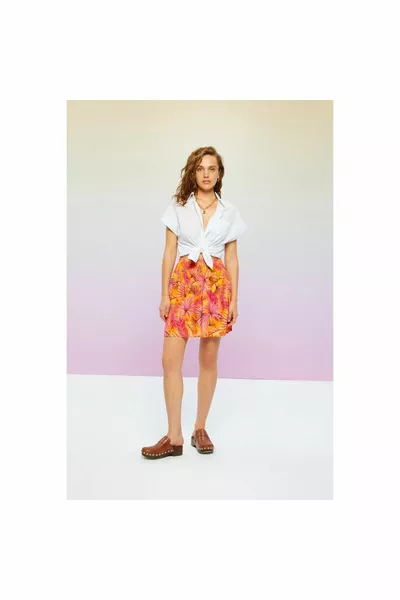 تنورة صغيرة واسعة منقوشة