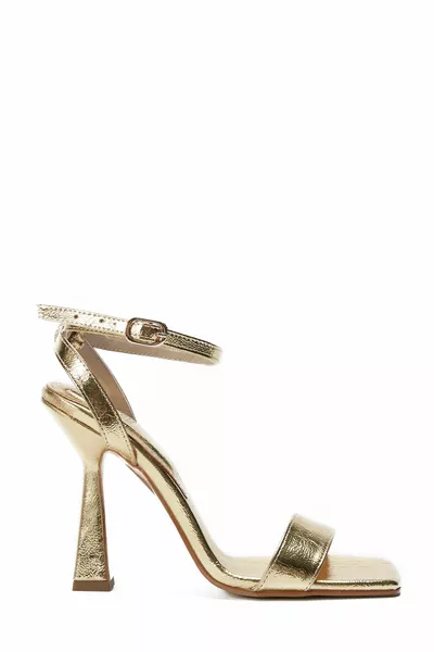 كعب رفيع بحزام رفيع