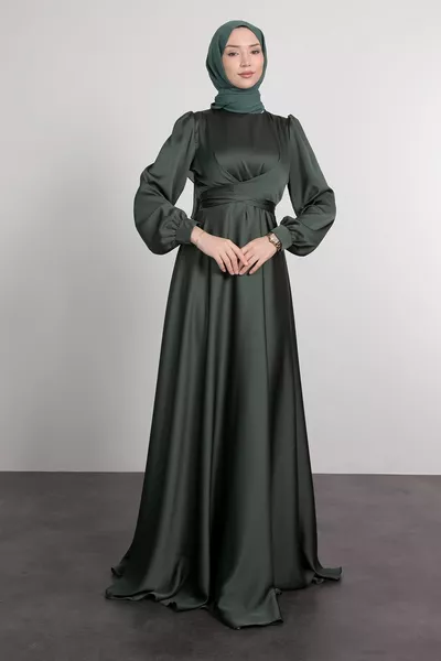 Hijab avondjurk met taille stropdas diagonaal vanaf de kraag