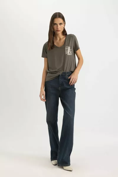 تي شيرت بأكمام قصيرة بفتحة صدر على شكل V بمقاس عادي SP