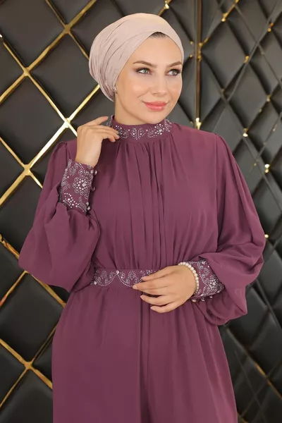 Robe de soirée en mousseline de soie détaillée en pierre 