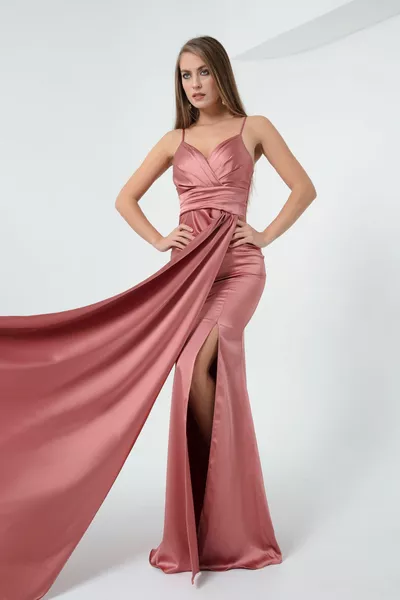 Женское длинное атласное вечернее платье с лососевым бретелем и выпускное платье