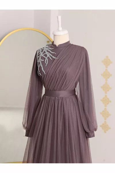 Abito da sera in tulle con cintura drappeggiata con dettagli in pietra frontale