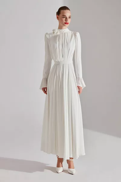 نيلا فستان أبيض روز مفصل