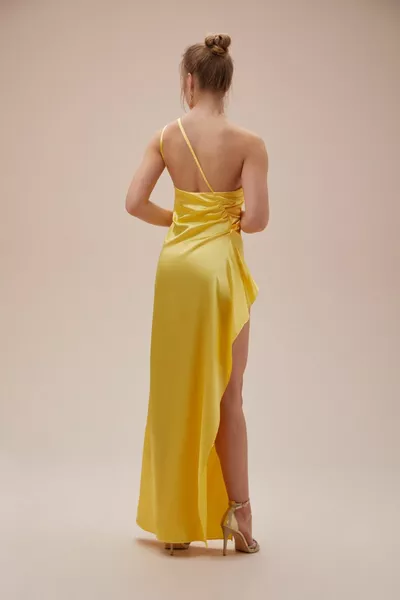 أوليغ كاسيني TR فستان أصفر بكتف واحد من الساتان مع فتحة عميقة