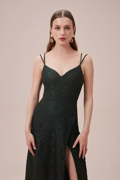 Кружевное длинное вечернее платье с вышивкой на бретелях сзади