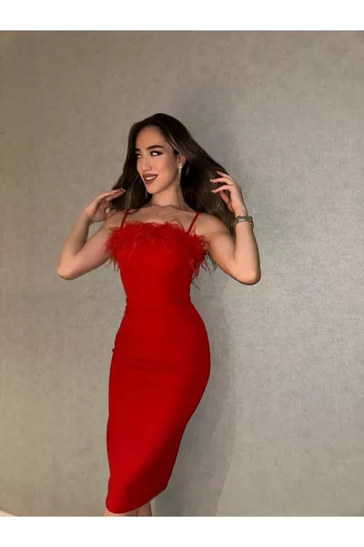 Nero Peluche Piuma Dettagliato Abito Rosso Scuba Tessuto Abito Da Sera