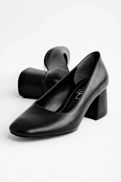 مودي نسائي بكعب أسود