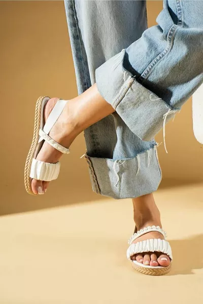 Sandales à cordon de serrage avec pierres perles blanches