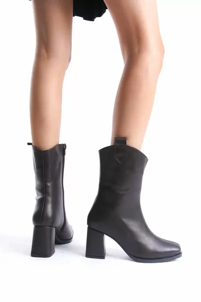 المر البني رعاة البقر نمط حادة اصبع القدم سميكة أحذية نسائية ذات كعب نصف أحذية