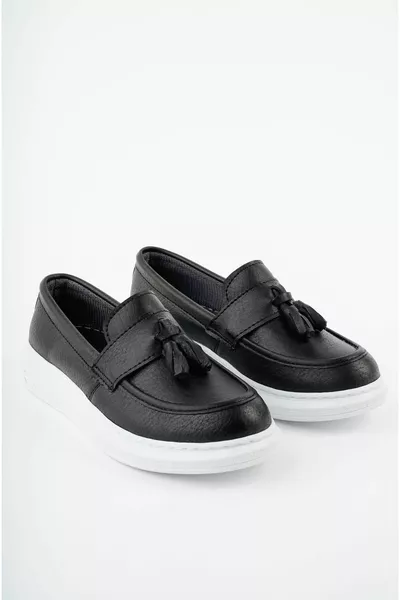 حذاء أسود للأولاد مع شرابات